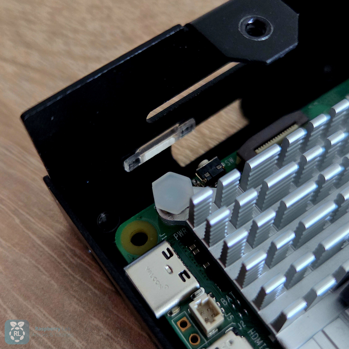 Étape de montage du boîtier du kit iRasptek montrant les composants assemblés