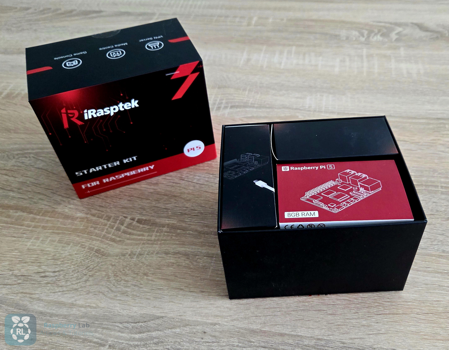 Boîte ouverte du kit iRasptek contenant les composants pour Raspberry Pi