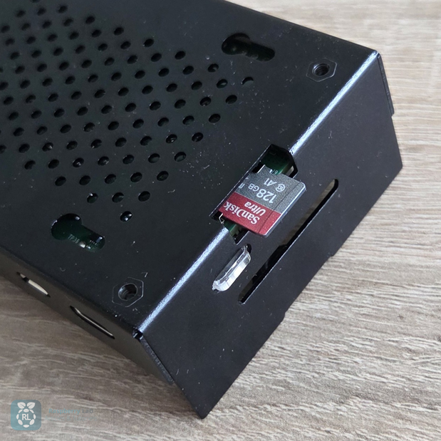 Mise en place de la carte microSD dans le lecteur du Raspberry Pi